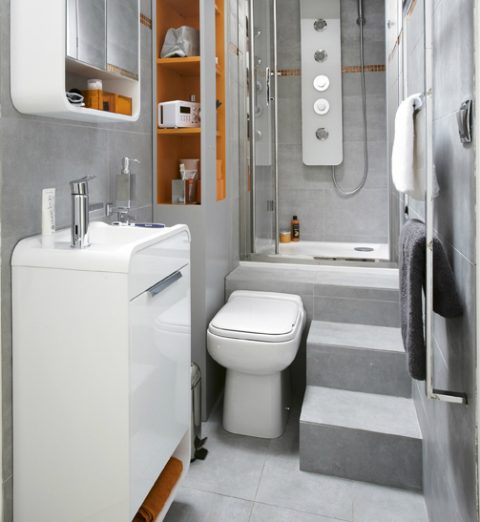 Petite salle de bain et sanitaire très pratique