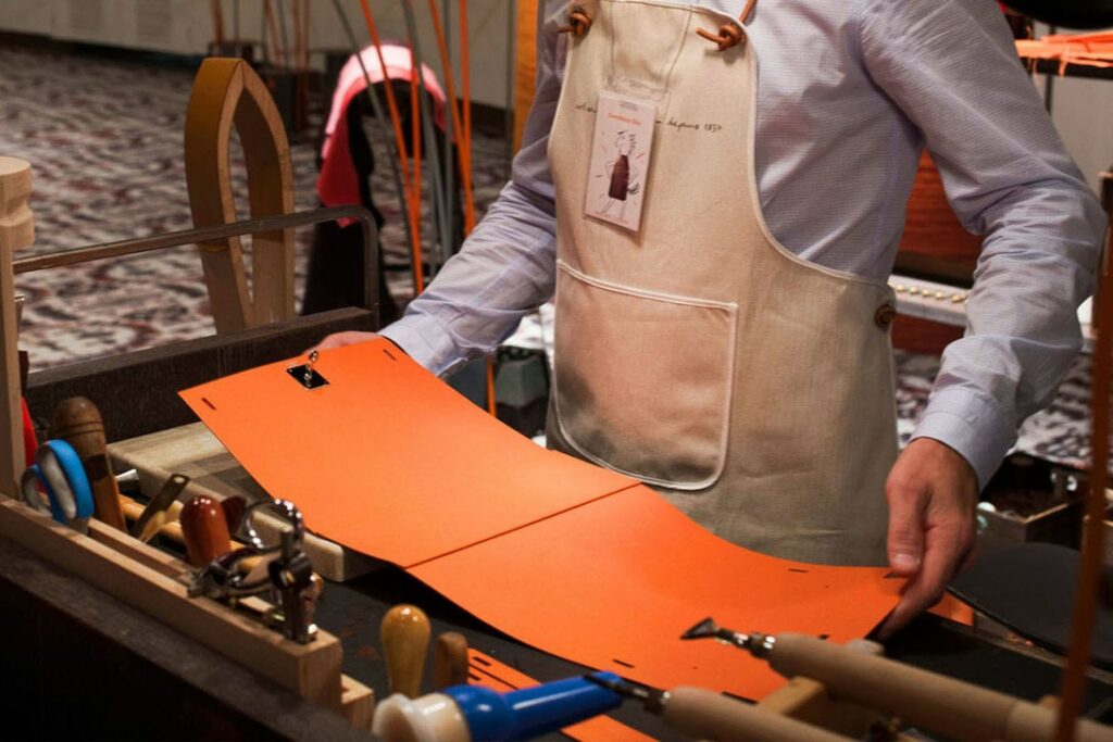 Les artisans Hermès sortent de leur atelier pour nous montrer leur savoir faire
