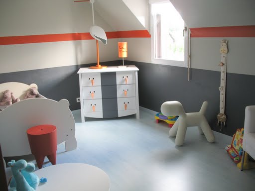 Une pinte d'orange peps dans une chambre d'enfant pour souligner et sublimer le gris et blanc.