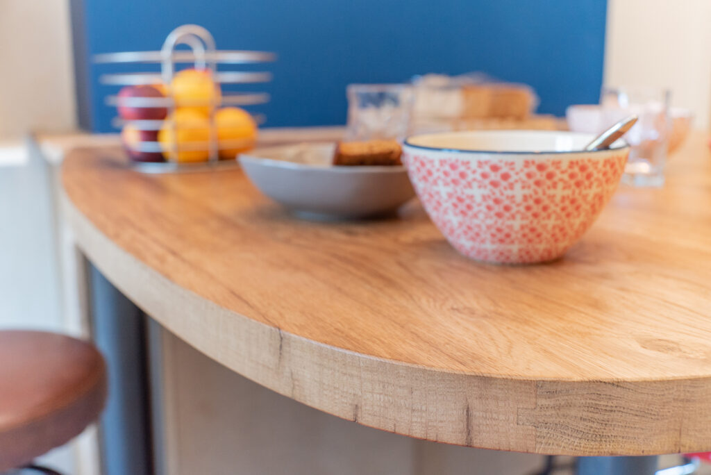 La table réalisée sur-mesure en bois recyclé devait servir qu'à boire l'apéro et agrandir le plan de travail